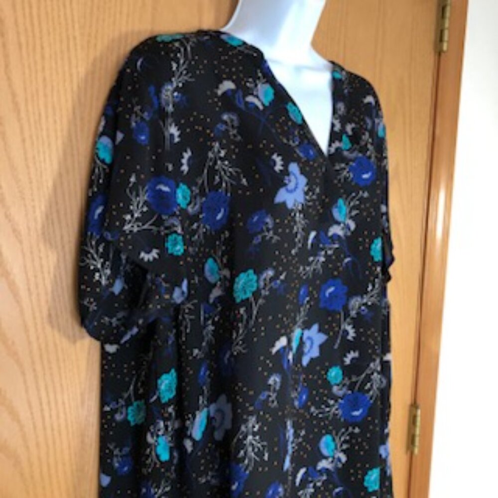 NWOT Torrid Floral Plus Blouse Tunic Blue on Black Cap Sleeves V Neck 3X XXXL